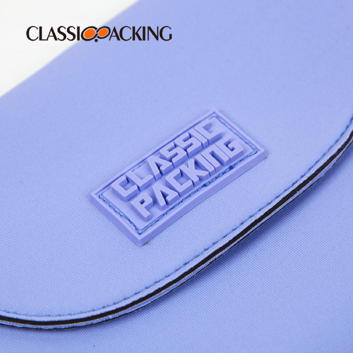mini toiletry bag rubber logo detail